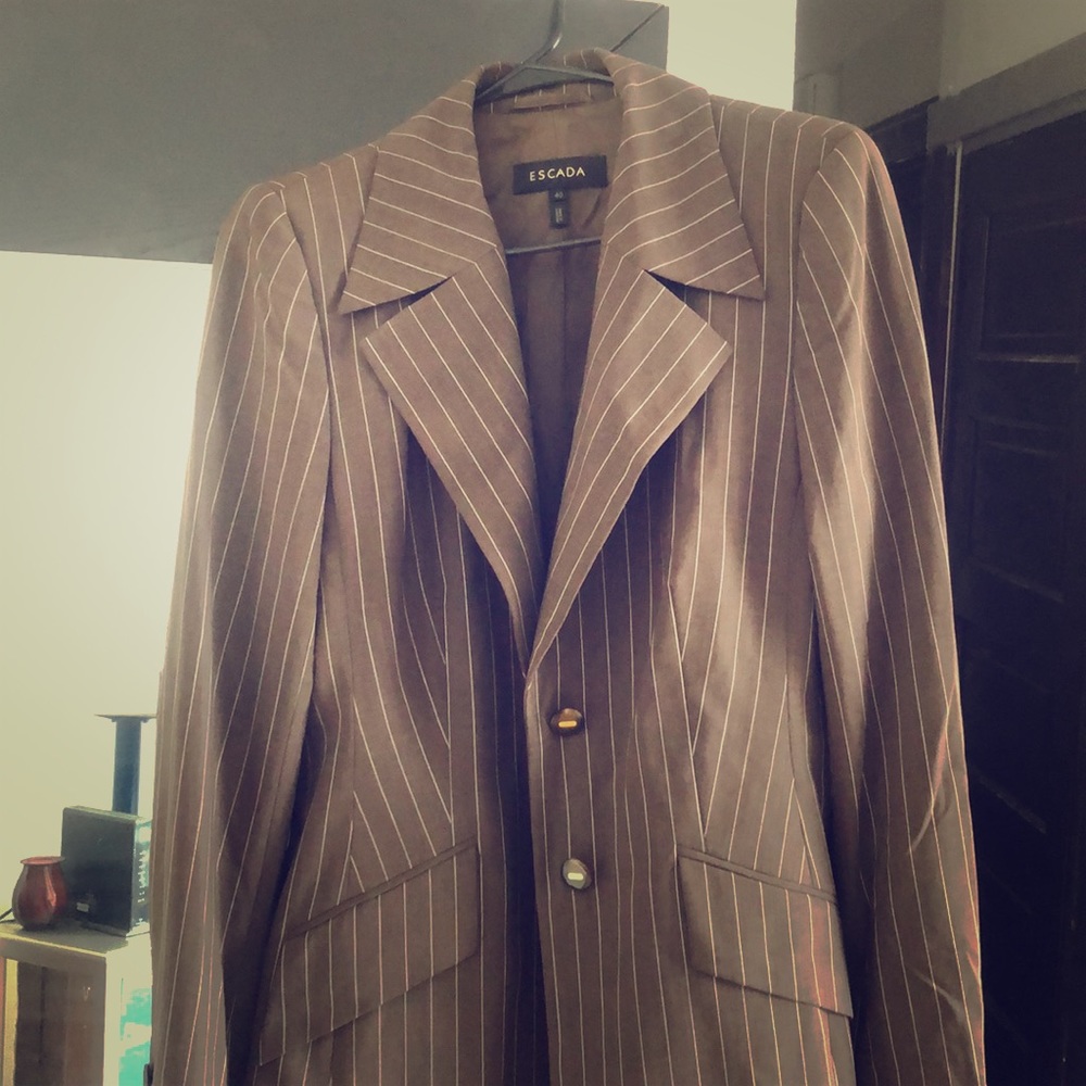Escada Blazer.
